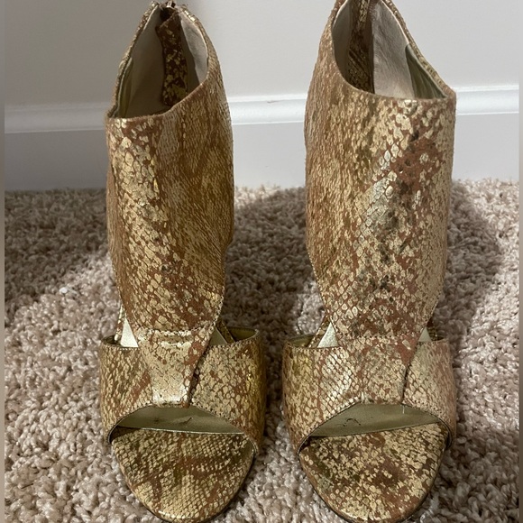 Soul Society Gold Metallic Snake Skin Heels Size 7.5 - Picture 2 of 11